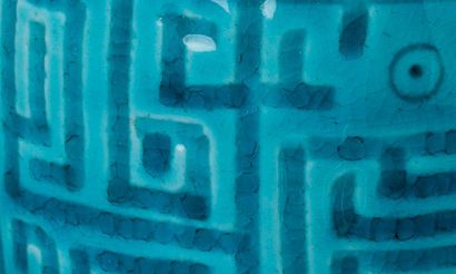 CHINE PÉRIODE QING Vase de forme ovoïde en biscuit émaillé bleu turquoise, à décor...