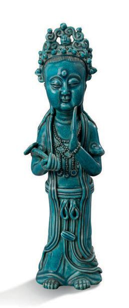 CHINE PÉRIODE QING Sujet en biscuit émaillé bleu turquoise, représentant un Avalokitesvara...
