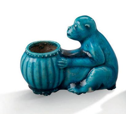 CHINE XVIIIe siècle Petit godet de peintre en biscuit émaillé bleu turquoise, représentant...