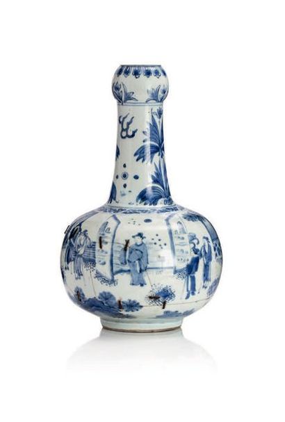 Chine période Ming, XVIe siècle Vase pansu à long col de forme bulbe en porcelaine...