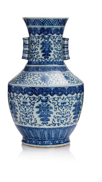 CHINE XXe siècle Vase Hu avec col orné de deux anses en forme de bambou en porcelaine,...
