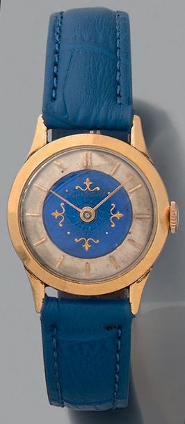CORTEBERT Vers 1940 
Modèle de dame en or rose 18K.
Cadran façon émail bleu, 4 motifs...