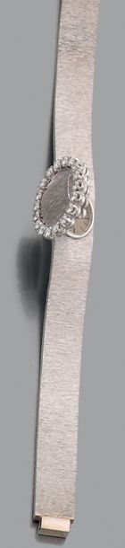UTI Vers 1960. 
Modèle de dame joaillerie en or blanc à couvercle. Cadran argenté,...