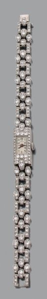 CERVIN Vers 1930 Montre Dame joaillerie tour de bras or blanc 18K. Cadran argenté,...