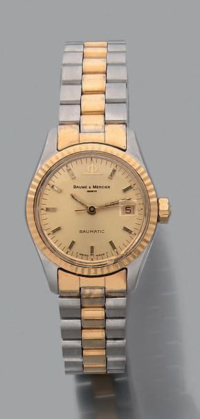 BAUME & MERCIER Vers 1990. Modèle de dame en or/ acier.
Cadran champagne, index et...