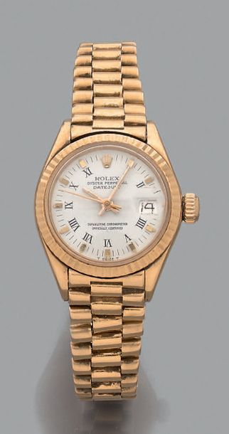 ROLEX Vers 1973 Ref 6914. N°3282607
Modèle de dame tout or bracelet. Cadran blanc,...