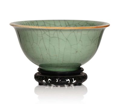 CHINE début XXe siècle Slightly flared ceramic bowl with cracked celadon enamel.
With...