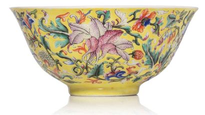 CHINE XXe siècle Porcelain bowl and enamels of the pink family on a yellow background...
