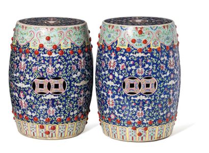 Chine XIXe siècle Pair of porcelain and enamel stools from the pink family on a blue...