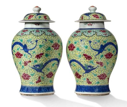CHINE début XXe siècle Pair of covered pots in pink family porcelain, with polychrome...