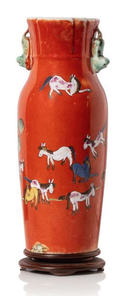 Chine XIXe siècle Vase baluchon en porcelaine famille rose au col froncé, à décor...