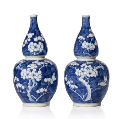 Chine XIXe siècle Pair of double gourd vases in blue-white porcelain, decorated with...