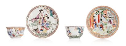 CHINE DEUXIÈME MOITIÉ DU XXe SIÈCLE Deux coupes et leur présentoir chacune, en porcelaine...