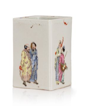 Chine République Small porcelain and enamel brush holder from the pink family decorated...