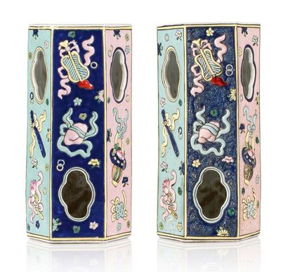 CHINE début XXe siècle Paire de vases portes-perruques hexagonaux en porcelaine et...