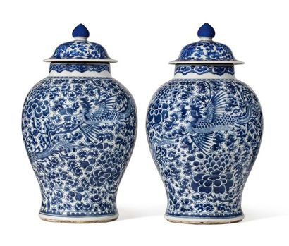 Chine XIXe siècle Pair of covered blue and white porcelain pots, decorated with phoenixes...