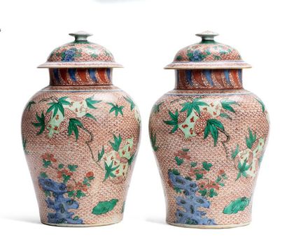 Chine XIXe siècle Pair of covered balusters in porcelain and green family enamels,...