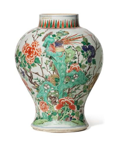 CHINE PÉRIODE QING, XVIIIe SIÈCLE Baluster-shaped pot in enamelled porcelain of the...