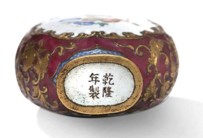 CHINE XVIIIe siècle A gilded bronze and enamelled snuffbox from the pink family with...