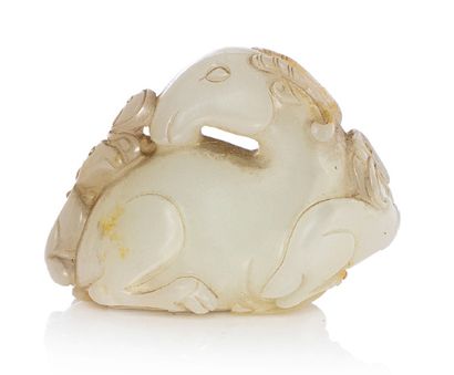 CHINE XVIIIe siècle Petit sujet en jade blanc veiné de rouille représentant un bélier...