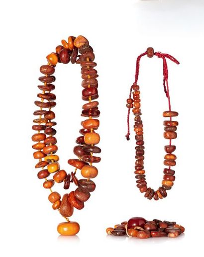 CHINE début XXe siècle Lot de deux colliers, un grand et un petit, en perles d'ambre...