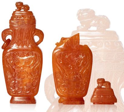CHINE début XXe siècle Paire de vases couverts en ambre de couleur miel, en forme...