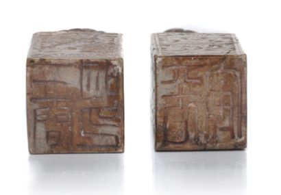 CHINE VERS 1900-1920 
Deux sceaux de peintre formant pendants, en stéatite beige...