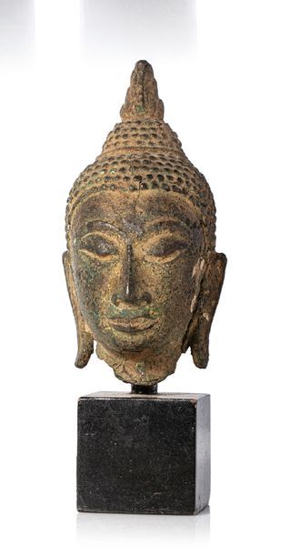 SIAM, AYUTTHAYA XVIIE SIÈCLE Petite tête de Bouddha en bronze avec traces de dorure,...
