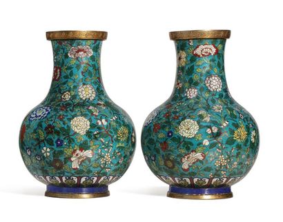 Chine XIXe siècle Paire de vases à panse sphérique et haut col, en bronze dorés et...