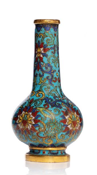 CHINE XVIIIe siècle Petit vase bouteille en bronze doré et émaux cloisonnés polychromes...