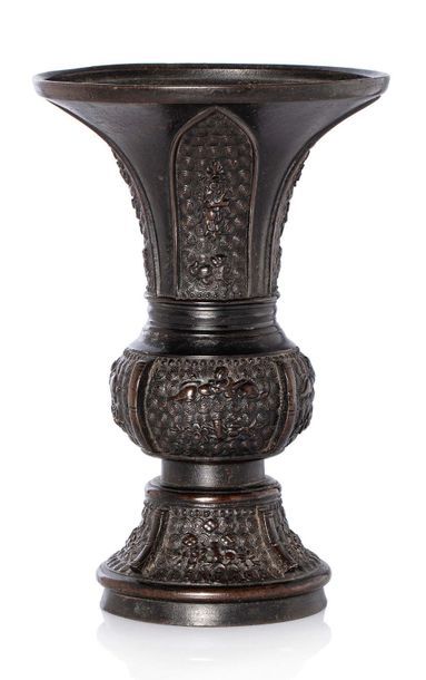 CHINE FIN XVIIe-DÉBUT XVIIIe SIÈCLE Vase en bronze de belle patine brune, de forme...