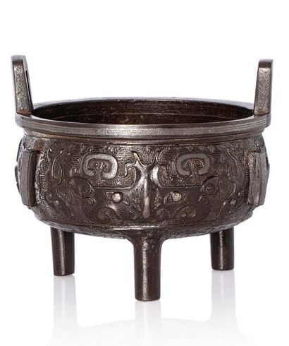 CHINE XIIIe-XIVe SIÈCLE Brûle-parfum Ding en fonte de fer de patine brune, à décor...