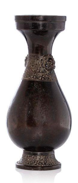 CHINE XIVe-XVe SIÈCLE Vase piriforme en bronze de belle patine brune sur pied évasé...