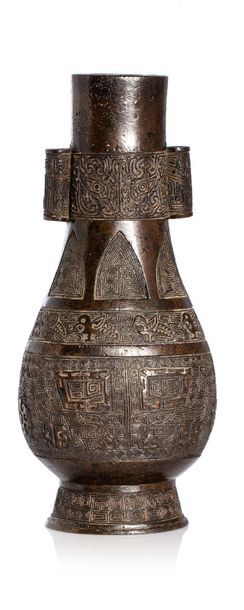 CHINE XIIIe-XVe SIÈCLE Vase de type Guan er ping, en bronze de patine brune, à décor...