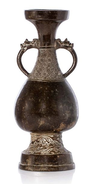 CHINE XIVe-XVe SIÈCLE Vase piriforme de type Shuang er ping, en bronze de patine...