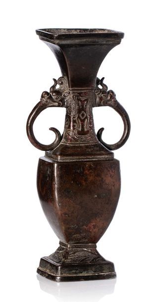 CHINE XIIIe-XIVe SIÈCLE Vase de type Shuang er ping, en bronze de belle patine à...