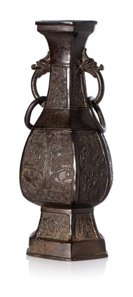 CHINE XIIIe-XVe SIÈCLE Vase de type Shuang er ping, piriforme hexagonal sur haut...