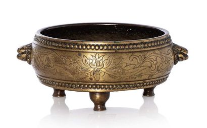 CHINE XVIIIe siècle Petit brûle-parfum tripode en bronze de patine dorée à décor...