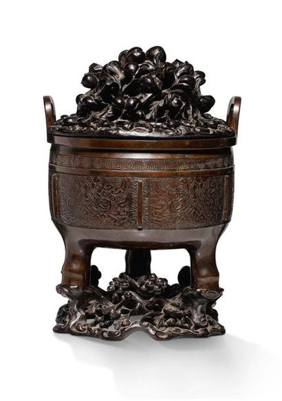 Chine XIXe siècle Brûle-parfum tripode en bronze, le pourtour à décor archaïsant...