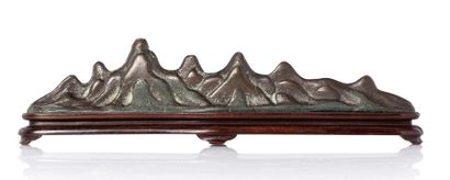 Chine XIXe siècle Repose-pinceaux en bronze de patine brune évoquant une série de...