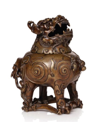 CHINE XXe siècle Brûle-parfum en bronze représentant un Qilin stylisé campé sur ses...