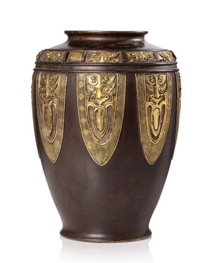 CHINE XXe siècle Vase en bronze de patine brune à décor archaïsant doré de cigales...