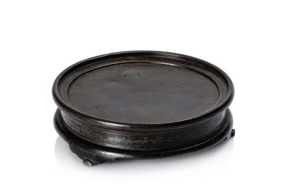 Chine XVIIe siècle Socle circulaire en bronze reposant sur trois pieds. Porte une...