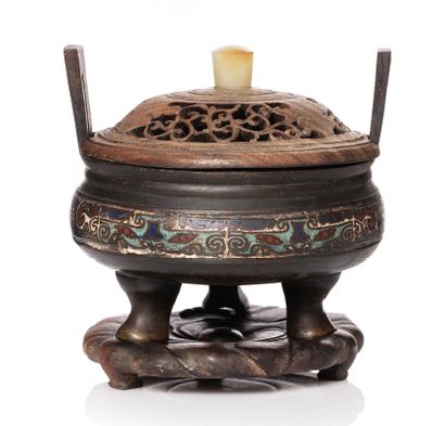 JAPON fin XIXe siècle Brûle-parfum tripode en bronze de patine brune, la panse galbée...