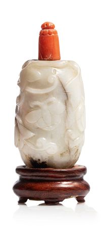 Chine XIXe siècle Flacon tabatière en jade blanc veiné de gris et noir, sculpté en...