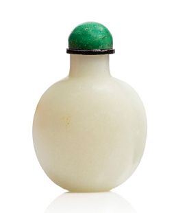 Chine XIXe siècle Petit flacon tabatière en jade blanc céladonné, légèrement veiné...
