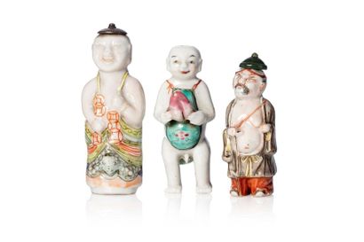 CHINE PÉRIODE QING Set of three porcelain and enamel vials from the pink family.
One...