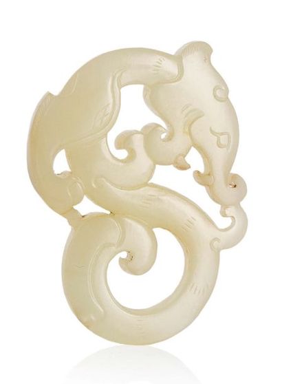 CHINE XXe siècle Pendentif en jade blanc représentant un dragon stylisé enroulé en...