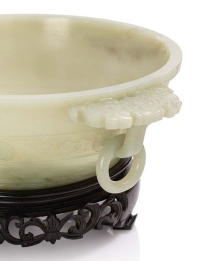 Chine XIXe siècle Grande coupe en jade céladon légèrement veiné de brun, rouille...