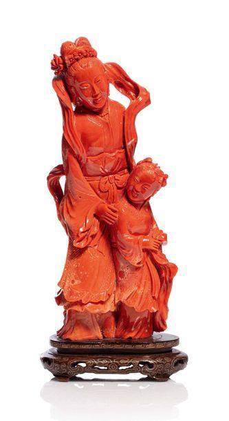 CHINE VERS 1940 
Group in orange-red coral representing a young woman accompanied...
